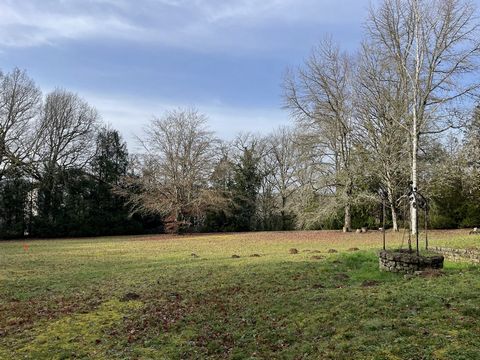 Located in Solignac, 2km from Le Vigen and 15min from Limoges. Close to all amenities. This 994m² building plot offers a very pleasant living environment, in a quiet location with trees. - town gas - mains drainage There is also the possibility of bu...