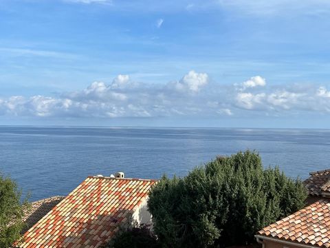 MDT - 103. In the private estate of Cala d'Oru, on a closed plot, this terraced house of 120 m2 is divided into 2 apartments of 60 m2, each with a terrace. Uninhabited for several years, you will have to plan renovation work. You will enjoy a magnifi...