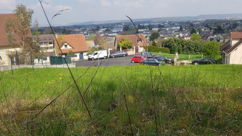 Breathtaking view of the city of Gaillon.Land of 632m2 serviced located at the end of a quiet dead end. Basement with an R + 1 + attic allowed. Nicolas for more information ... Ad written and published by an Agent -