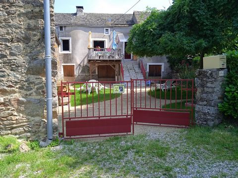 In a small hamlet less than 10 minutes from Rieupeyroux, come and discover this house of 80m2 and its land of 667m2. The house will consist of a living room, a living room, a kitchen, 2 bedrooms, a bathroom, a toilet and a terrace. You will have a ba...