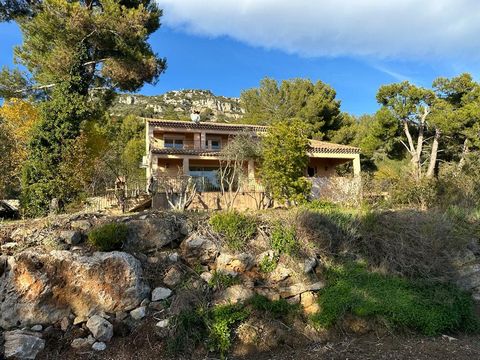 Provencal style villa a few minutes from the village of La Turbie and Monaco, quiet, south facing, sea view. Inside the property, on the garden level: entrance, living room, separate kitchen, guest toilet, a bedroom with bathroom and WC, laundry room...