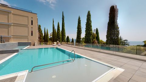 Prezentujemy luksusowe czteropokojowe mieszkanie, które ucieleśnia esencję komfortu i elegancji, osadzone w eleganckim kontekście mieszkalnym w Gardone Riviera. Położona w prestiżowej lokalizacji, zaledwie kilka kroków od pięknego jeziora, ta ekskluz...