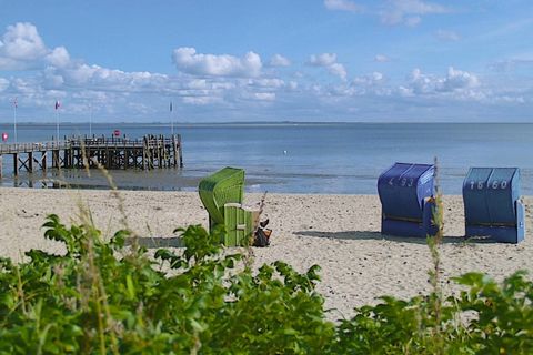 Volledig gerenoveerd appartementenhuis met sauna, op slechts een steenworp afstand van het prachtige Wyker Südstrand. Het vakantieappartement is modern en zeer smaakvol ingericht en beschikt over WiFi en een balkon. Geniet van het milde Noordzeeklima...