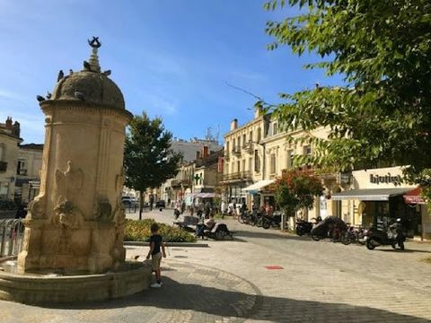 Bordeaux sur secteur prisée Nansouty Echoppe louée, mitoyenne de 53 m2 de surface habitable composée d'un couloir de 4 m2, d' une pièce principale sur cuisine ouverte aménagée, d' une chambre de 15 m2. salle de bain avec douche et wc. Cave de 6 m2 à ...