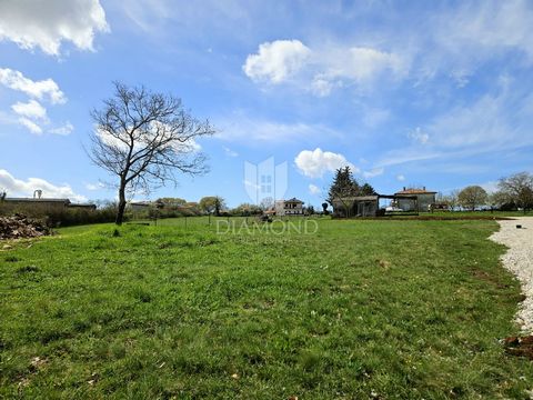 Location: Istarska županija, Poreč, Poreč. Poreč-Gebiet, Bauland ideal zum Leben an einem ruhigen Ort! Dieses fantastische Baugrundstück steht an einem ruhigen Ort, nur 15 Autominuten von der Stadt Poreč und ihren Stränden entfernt, zum Verkauf. Aufg...