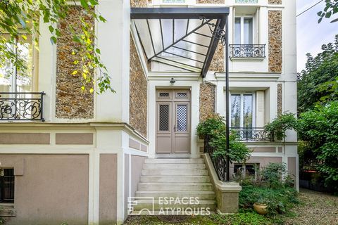 This charming bourgeois house from 1900, close to the city center, built on a plot of 513m2 develops 145m2 Carrez on three levels. On the ground floor, the entrance hall, adorned with period cement tiles, leads to the living room, the dining room, th...