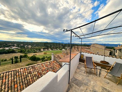 Nichée au cœur d'un des plus beaux villages Gardois, cette maison typique du pays allie charme de l'ancien et confort actuel.Idéale pour une résidence secondaire ou pour un premier achat immobilier, ce bien mérite votre attention. Ses atouts : une te...