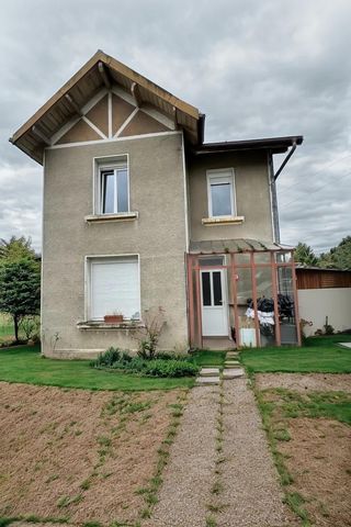 À vendre : Maison atypique dans un environnement calme Découvrez cette charmante maison idéalement située à seulement 5 minutes de Bruyères et 15 minutes de Gérardmer, offrant un cadre de vie paisible et agréable. **Caractéristiques de la propriété :...