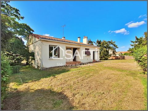 À Sainte-Hermine (85210), Venez découvrir cette maison accès de Plain-pied, construite en 1969, cette maison à rénover s'étend sur un terrain de 2268 m². Elle propose une surface habitable de 90 m² répartie en 5 pièces, dont 3 chambres. Au rez-de-cha...