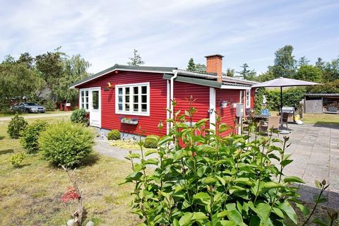 Dieses reizende, kleine Ferienhaus liegt in einem ruhigen Ferienhausgebiet in geringer Entfernung zu Fuß vom Badestrand. Obwohl das Haus nicht besonders groß ist, ist es gut mit u.a. einem offenen Küchen-/Aufenthaltsbereich und Essplatz eingerichtet ...