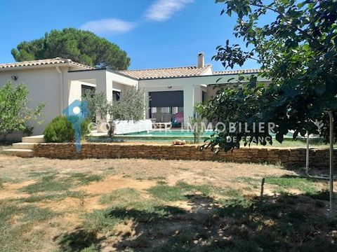 À seulement 25 minutes d'Uzès, découvrez cette très jolie villa d'architecte de plain-pied construite en 2016. Cette maison moderne et élégante vous séduira par ses volumes généreux et ses belles prestations. Le confortable séjour de 57 m2, baigné de...