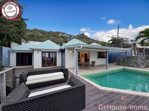 Located in the heart of the paradise island of Saint-Barthélemy, this property combines wonderfully, charm and tranquility. The entire estate, on a plot of 1125m², is composed of a main villa and three outbuildings, offering a total of eight rooms in...