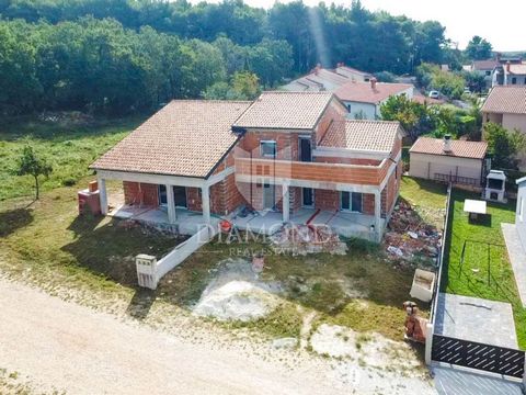 Location: Istarska županija, Poreč, Poreč. OPPORTUNITY! Poreč, surroundings, ideal house with terrace and sea view! The place is located in the western part of Istria in the area between the river Mirna in the north and the Lim channel in the south, ...