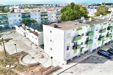 Identificação do imóvel : ZMPT570627 Appartement 1 chambre avec terrasse privée à Portimão. Situé au sous-sol d’un immeuble bien entretenu, d’une superficie totale de 50m², l’appartement dispose d’un salon confortable, d’une chambre spacieuse, d’une ...