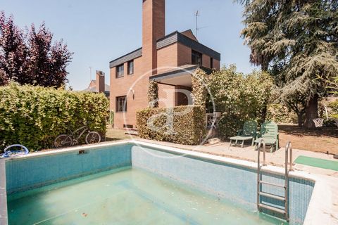 DETACHED HOUSE WITH GARDEN AND SWIMMING POOL In one of the best locations within Somosaguas is this detached property on a plot of 500 m² with garden and swimming pool, which enjoys south orientation. The house is from the 80's, it needs a reform to ...