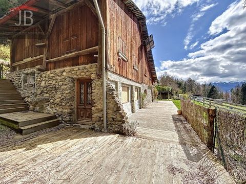 A very rare opportunity on the market, this alpine chalet was built in 1889 on the heights of Sallanches in the pure Savoyard style. With an area of 281.37 m2 on a plot of land of 1,274 m2 facing South/West, it will be sold with 8,152 m2 of forested ...