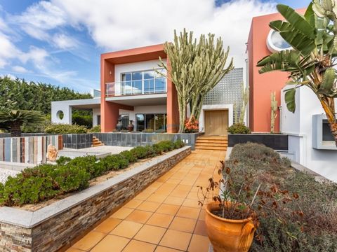 Located in an elegant residential area of Lagoa, this stunning six-bedroom villa combines design with unparalleled comfort. With a total construction area of 698m², spread over three floors, and a vast plot of 1826m², this property is the perfect ret...