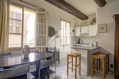 Near Rossetti, beautiful old historic on the 2nd floor, 77 m2 composed of an entrance, a large living room with open fitted kitchen, 2 bedrooms, bathroom with shower and bath, 2nd shower room, separate toilet, laundry room To refresh - lots of charm ...