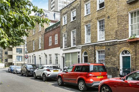 Nestled in a picturesque Georgian terrace in the heart of Clerkenwell, this exquisite period conversion offers an unparalleled London living experience. Enter through your private entrance into a beautifully appointed split-level flat, thoughtfully l...