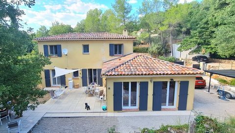 In Lorgues, schöne provenzalische Villa in einer Wohngegend außer Sichtweite, ruhig, mit angenehmem Außenbereich, Terrasse, unabhängiger Poolbereich mit Poolhaus. Genießen Sie ein Schlafzimmer im Erdgeschoss mit Duschbad und drei Schlafzimmer im Ober...