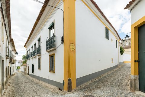 Discover and fall in love with this distinguished two-storey villa with terrace, set in a historical building dating from 1866. Located in the heart of Évora, this manor house offers a total 810.5 sqm gross area, accompanied by a surrounding land of ...