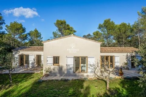 Provence Home, l’agence immobilière du Luberon, vous propose à la vente, une maison de plain-pied fraîchement construite en 2021, offrant une superficie d'environ 167 m². La propriété comprend une habitation principale de 133 m² avec 3 chambres, ains...