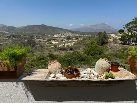 Casa de pueblo en Benitachell, completamente reformada en el 2000 con vistas abiertas impresionantes y garaje. La casa tiene 2 plantas comunicadas interiormente. la planta baja consta de: garaje con puerta automática y comunica con el interior de la ...