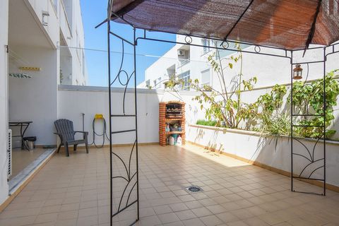 Localizado numa zona tranquila e familiar, este fantástico imóvel oferece todo o conforto e comodidades que procura. Com uma área total de 142m2, excelente exposição solar (quartos a nascente e sala e cozinha a poente), destacam-se os materiais de gr...