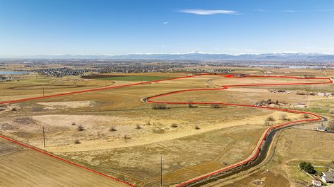 Chaparrall Land and Water befindet sich nur 1/2 Meile nördlich von Severance, Colorado an der Main Street. Dieses 219 Hektar große Grundstück bietet einen hervorragenden Blick auf die Berge und Täler mit sanften Hügeln. Dieses Land umfasst 1/2 Anteil...