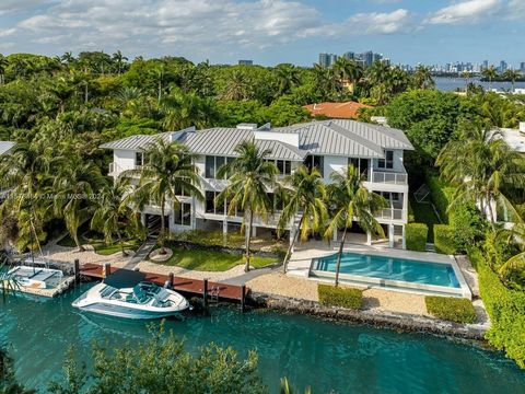 Impresionante casa frente al mar de 11,316 pies cuadrados en Four Way Lodge Estates, una comunidad cerrada muy solicitada en Coconut Grove. con 6 dormitorios, 6 baños y 2 medios baños. Los techos voluminosos y un plano de planta abierto lleno de luz ...