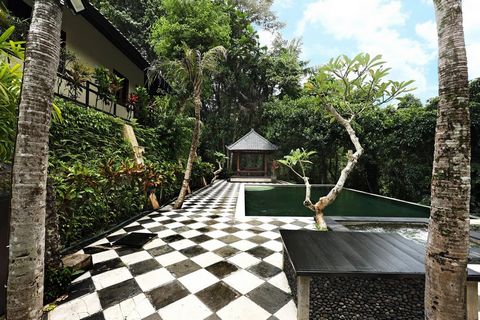 Ubicada a lo largo de la orilla del río en un encantador pueblo de Tabanan, Bali, esta exquisita propiedad de 4 dormitorios combina a la perfección el lujo moderno con el encanto tradicional balinés. Situada en un terreno de 4350 m2, la propiedad ofr...