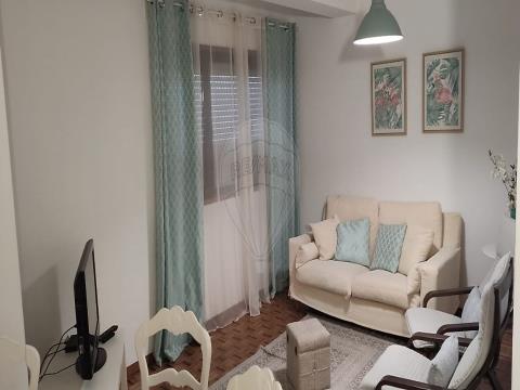 Apartamento T3 para arrendamento no centro de Ponte da Barca O imóvel encontrasse todo mobilado e cozinha equipada com eletrodomésticos. Dispõe de 1 casa de banho e 1 WC. No hall dos quartos existe um conjunto de armários embutidos para arrumação. Te...