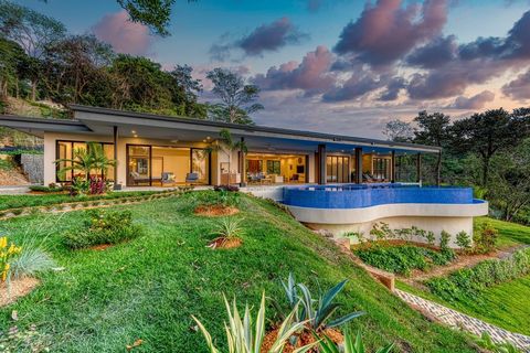 Entfliehen Sie dem Luxus in diesem atemberaubenden Haus mit 3 Schlafzimmern und Walschwanzblick in der prestigeträchtigen Dulce Pacifico-Anlage in Uvita, Costa Rica. Die Dulce Pacifico Community ist ideal für umweltbewusste Menschen, die Öko-Abenteue...