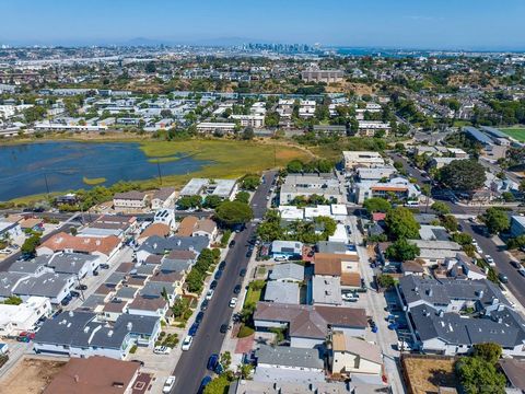 Eine bemerkenswerte und seltene Gelegenheit, zwei unterschiedliche einkommensschaffende Immobilien auf einem geräumigen 6255 SF großen Grundstück zu besitzen, das oben auf der Mentone Street in Ocean Beach thront, bietet dieses Anwesen eine erstklass...