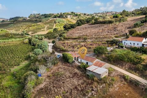 Maison dune surface privée brute de 55m2, surface brute dépendante de 122m2, insérée dans un terrain de 2 483m2. Le positionnement de cette propriété, tout au niveau du rez-de-chaussée, vous permet de profiter dune vue dégagée et superbe sur la natur...