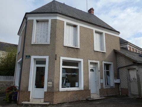 37460, Villeloin-Coulangé, Maison de bourg de 5 Pièces, idéale pour un Investisseur souhaitant de la rentabilité locative. La maison se compose avec au rez-de chaussée : un salon de coiffure se composant de 3 pièces, 1 WC, climatisé et déjà loué. Au ...