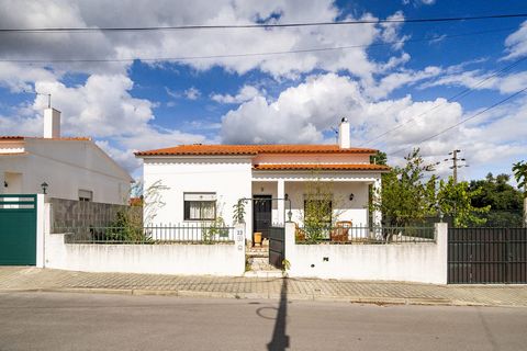 Apresentamos-lhe este pequeno refúgio em Marinhais, numa localização onde se respira tranquilidade e áreas verdes Esta moradia oferece o equilíbrio perfeito entre tranquilidade e qualidade de vida. A moradia é térrea com terreno, constituída por três...