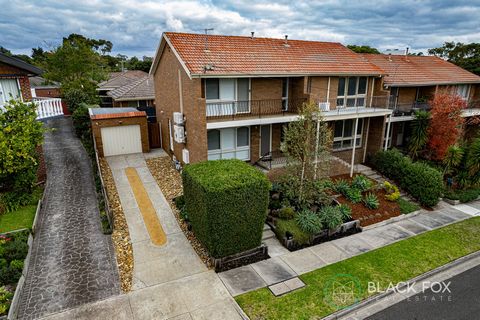 Dit aantrekkelijk gerenoveerde huis ligt op de meest gunstige locaties met toegang tot alle voorzieningen, waaronder Monash University aan de overkant van de weg, plus op loopafstand van Leawarra Station, Frankston Hospital en Frankston Homemaker Cen...