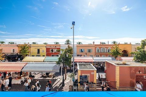 COURS SALEYA, VIEUX NICE – APPARTEMENT D'EXCEPTION DE 174 M² AVEC TERRASSE DE 26 M² Co-Exclusivité : Situé en plein cœur du Vieux-Nice, face au célèbre marché du Cours Saleya, ce bien rare de 174 m² avec une terrasse de 26 m² est une véritable opport...