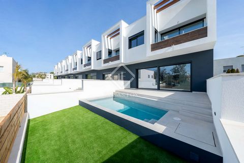 Lucas Fox Tarragona is pleased to present this exclusive townhouse in a development of only eight homes, with a garden and private pool, just three minutes walk from the idyllic La Llosa beach. It is a comfortable, brand new property . Its modern, mi...