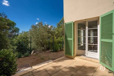 Situé à Grimaud dans une résidence récente, spacieux appartement lumineux. Cet appartement de 93m2 comprend un séjour lumineux avec cuisine, deux chambres ainsi que de salle de bains. Il comprend également une terrasse ainsi qu'une place de parking i...