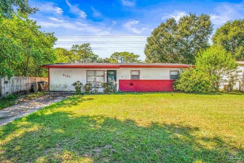 Dieses bescheidene Haus mit drei Schlafzimmern und zwei Bädern hat fast 1500 Quadratmeter mit grenzenlosem Potenzial. Es gibt eine Garage, in die man von der hinteren Dienstbarkeit aus hineinfahren kann, sowie ein Lagergebäude und ein weiteres Nebeng...