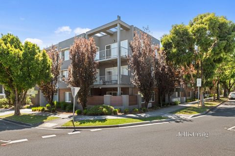 Located on the corner of one of Ringwood’s best tree lined streets, this sparkling unit in a boutique complex is primed for lifestyle convenience only a few minutes’ walk to Eastland, Ringwood’s Business District, Ringwood Square, Costco and the trai...