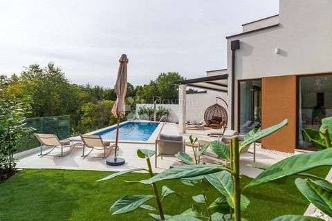 Dieses moderne Haus mit beheiztem Pool, gebaut im Jahr 2024, befindet sich in einem ruhigen Teil von Savičenta mit einem bezaubernden Blick auf die umliegende Natur. Das Haus erstreckt sich über 143,60 m² und ist auf zwei Etagen verteilt. Im Erdgesch...