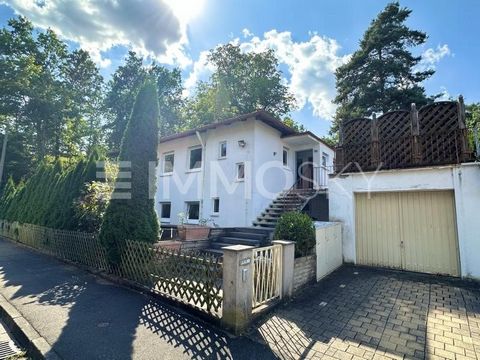 Charmantes Wohnhaus mit vielseitigem Ausbaupotenzial in begehrter Lage Diese Immobilie ist eine seltene Gelegenheit für Käufer, die nach einem Haus mit solider Substanz und großem Potenzial suchen. Das Baujahr 1963 spiegelt sich in einem altersentspr...