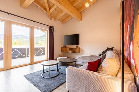 Welkom bij de Kreischberg Chalets, waar u een bergvakantie kunt beleven in dit moderne appartement van 63 m², dat perfect is ontworpen voor maximaal vier gasten. Dit uitnodigende toevluchtsoord ligt direct op de berg en beschikt over twee comfortabel...