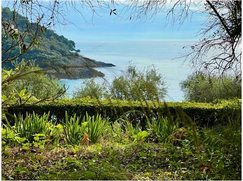 In Italië, met uitzicht op de baai van Maralunga Lerici, te koop onafgewerkt huis op 2 verdiepingen met uitzicht op zee, terrasvormige olijfgaard en een eigen parkeerplaats. Elegant en exclusief pand gelegen in een oase van groen en zee in de Golf va...