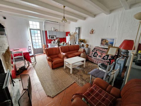 PORT D'ENVAUX, en exclusivité Capifrance. Petite maison de ville d'environ 72 m², atypique par ses extérieurs avec une terrasse sur le toit du garage. Pièce de vie d'environ 31 m², 2 chambres, salle d'eau avec wc et garage de 50 m². Implantée dans ce...