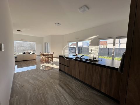 BLOTZHEIM 68730 LIEFDE OP HET EERSTE GEZICHT VOOR DEZE EIGENTIJDSE WONING Welkom in deze prachtige residentie gelegen in de populaire woonwijk Blotzheim. Ontdek een uitzonderlijke leefruimte met hoogwaardige elementen die u zullen verleiden. Belangri...