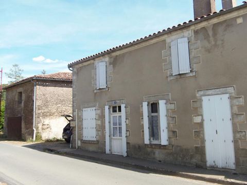 A vendre une maison d'habitation suer la commune de La Chapelle Thireuil équidistante de Niort, Fontenay le Comte et Parthenay. C'est une maison de 6 pièces dont 3 chambres sur deux niveaux. Elle vous propose une pièce d'entrée, une cuisine et une ar...